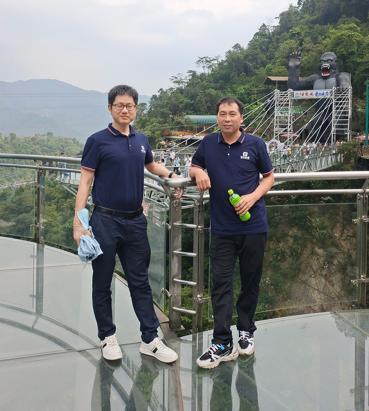 bc6b4929796b5171efcf21e36e76f60c.jpg 玻璃橋.jpg